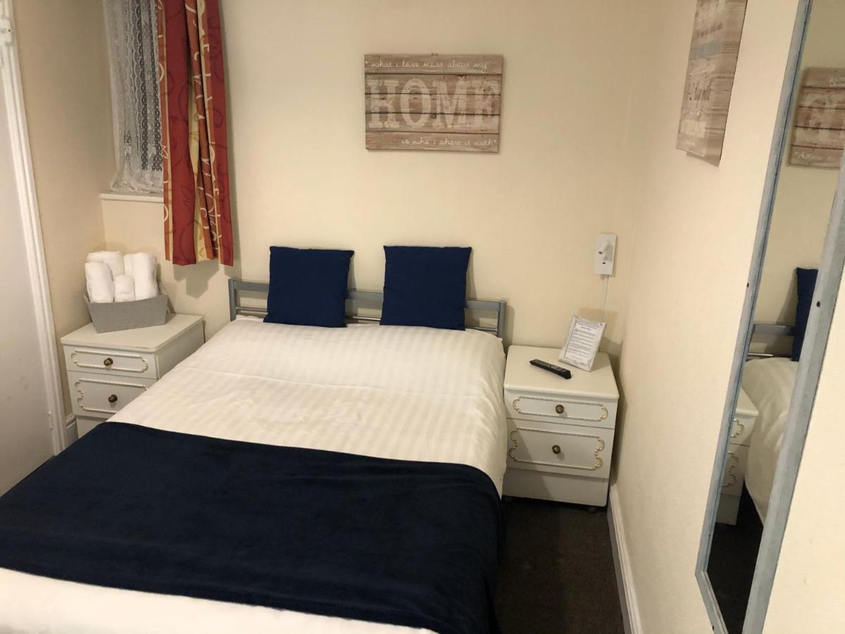 Victoria House - Self Catering Quiet Guesthouse - Adult Singles And Couples Only 黑潭 外观 照片