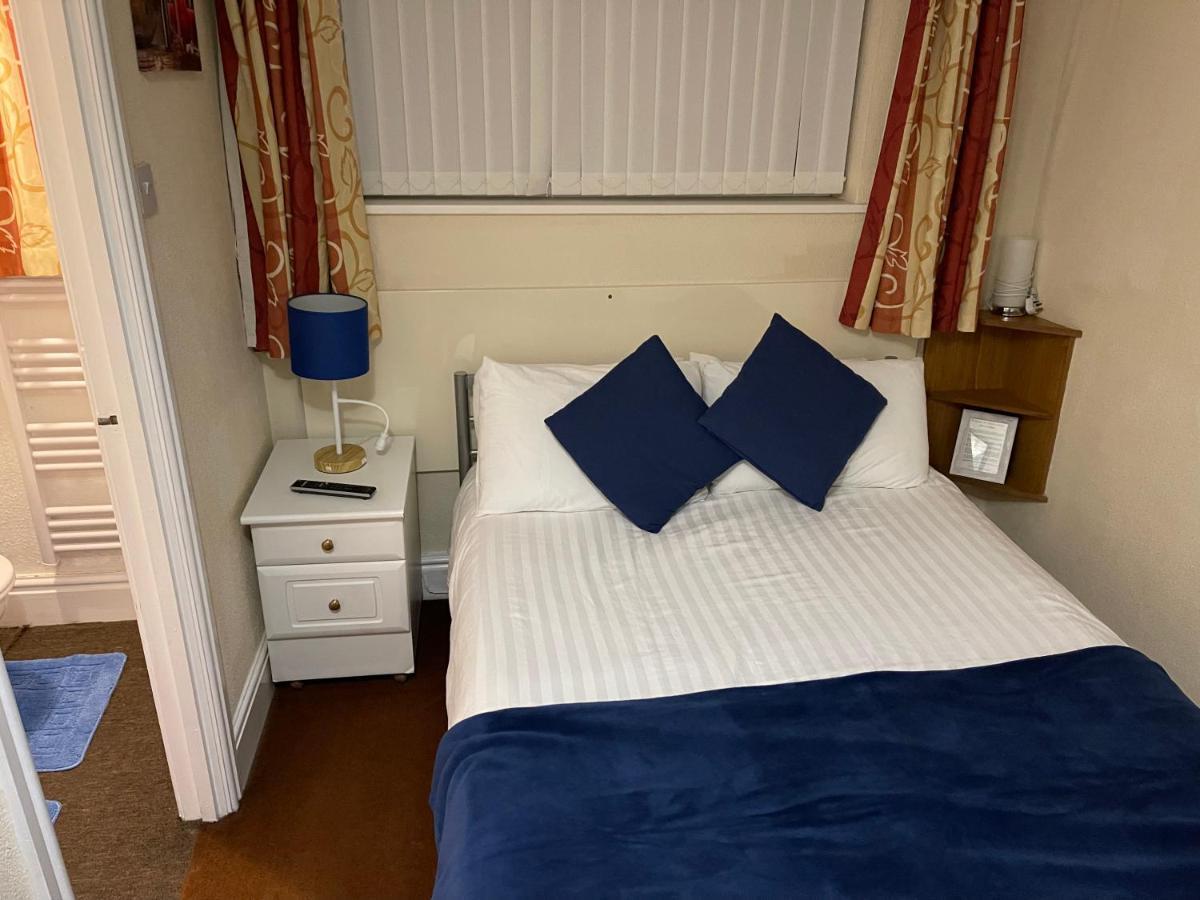 Victoria House - Self Catering Quiet Guesthouse - Adult Singles And Couples Only 黑潭 外观 照片