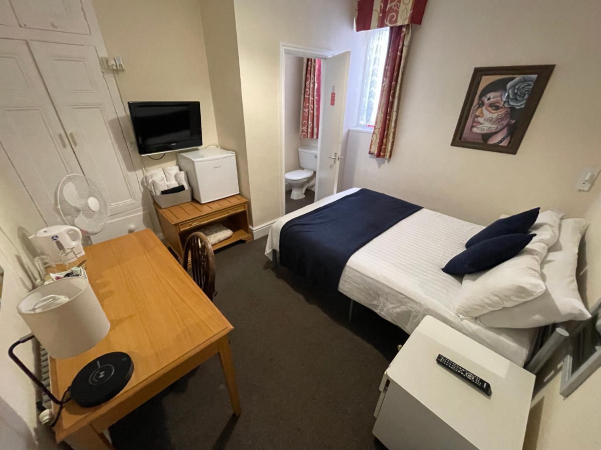 Victoria House - Self Catering Quiet Guesthouse - Adult Singles And Couples Only 黑潭 外观 照片