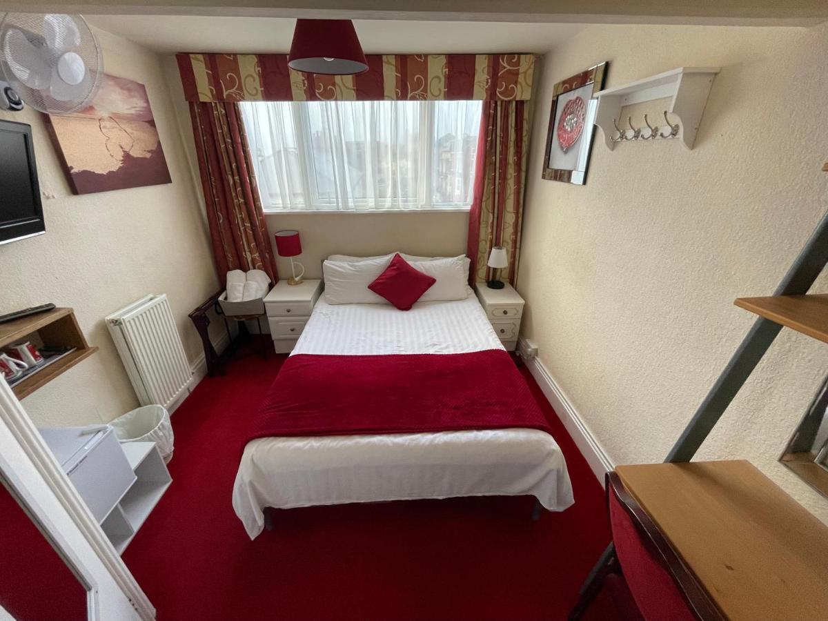 Victoria House - Self Catering Quiet Guesthouse - Adult Singles And Couples Only 黑潭 外观 照片