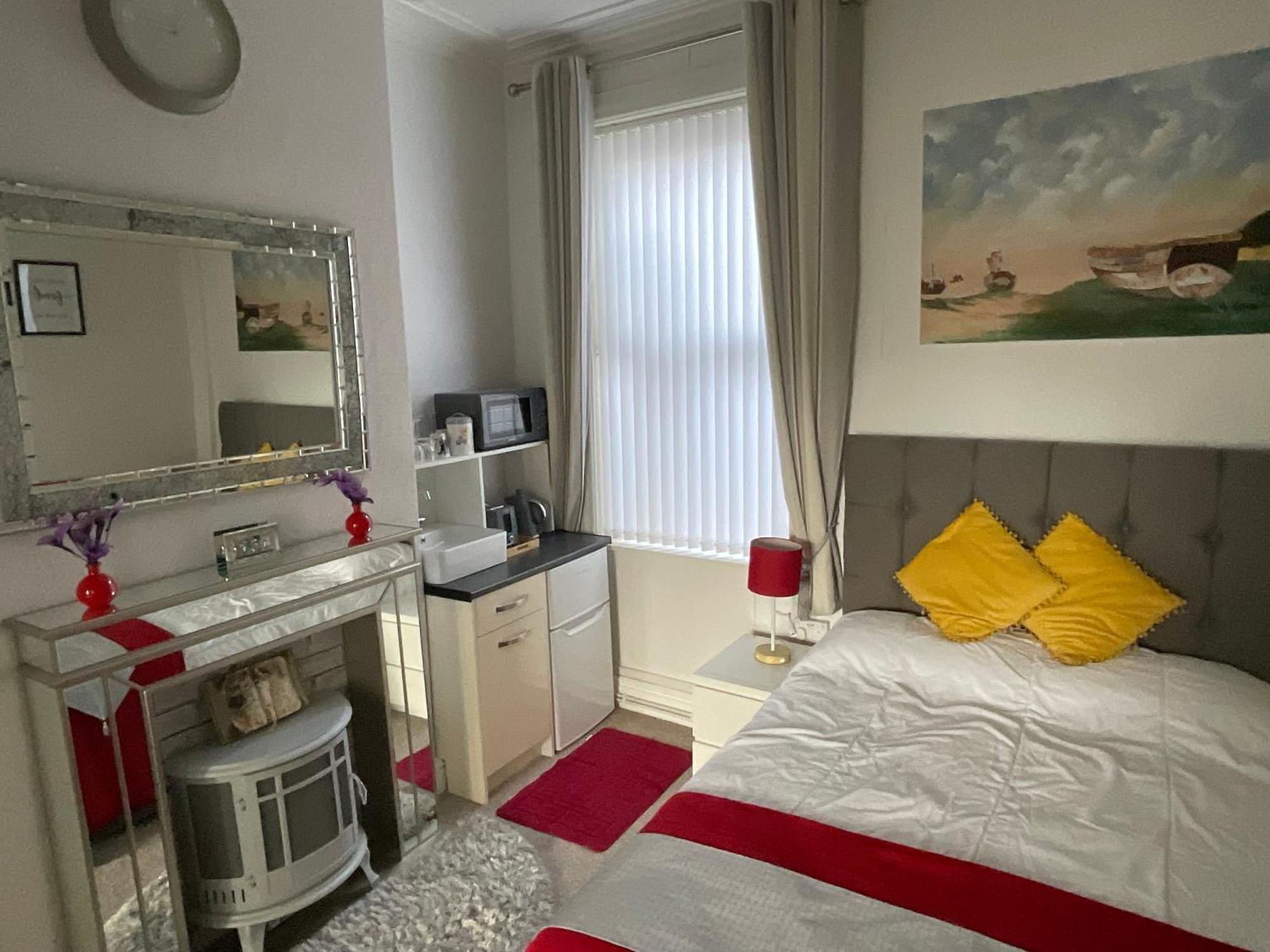 Victoria House - Self Catering Quiet Guesthouse - Adult Singles And Couples Only 黑潭 外观 照片