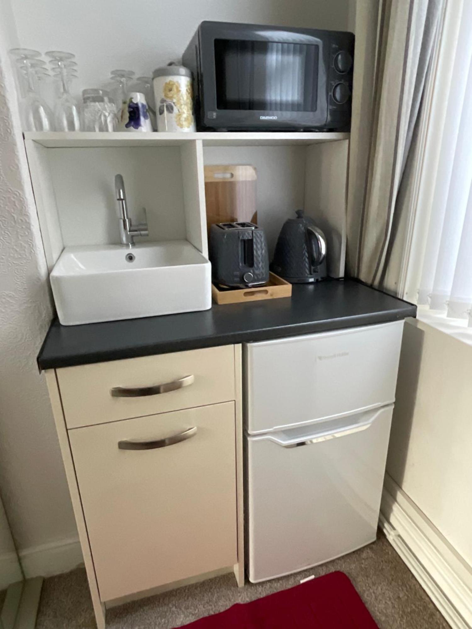 Victoria House - Self Catering Quiet Guesthouse - Adult Singles And Couples Only 黑潭 外观 照片